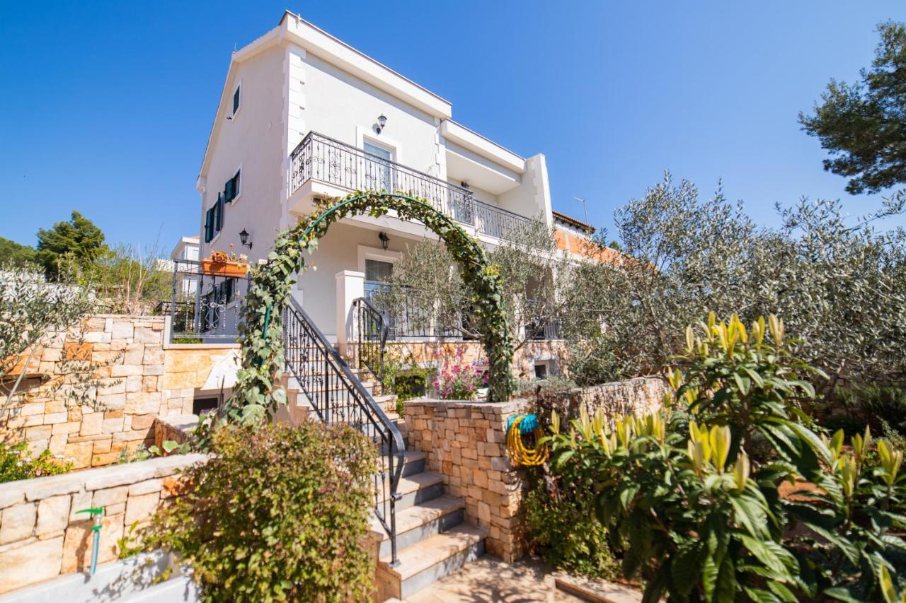 Villa Sun Garden - 4 Star Villa With Heated Swimming Pool, Quiet Bay, Bbq, 50M From The Sea 밀나 외부 사진