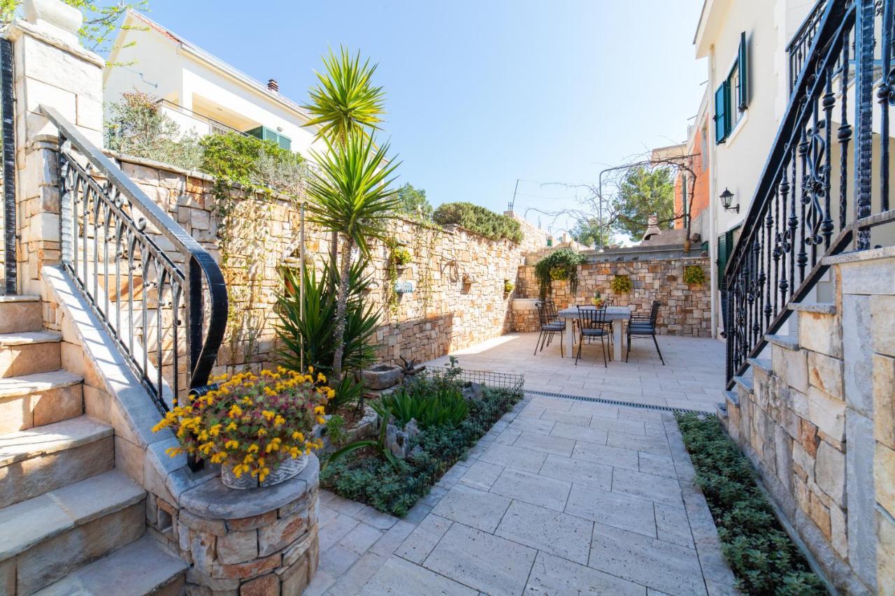 Villa Sun Garden - 4 Star Villa With Heated Swimming Pool, Quiet Bay, Bbq, 50M From The Sea 밀나 외부 사진