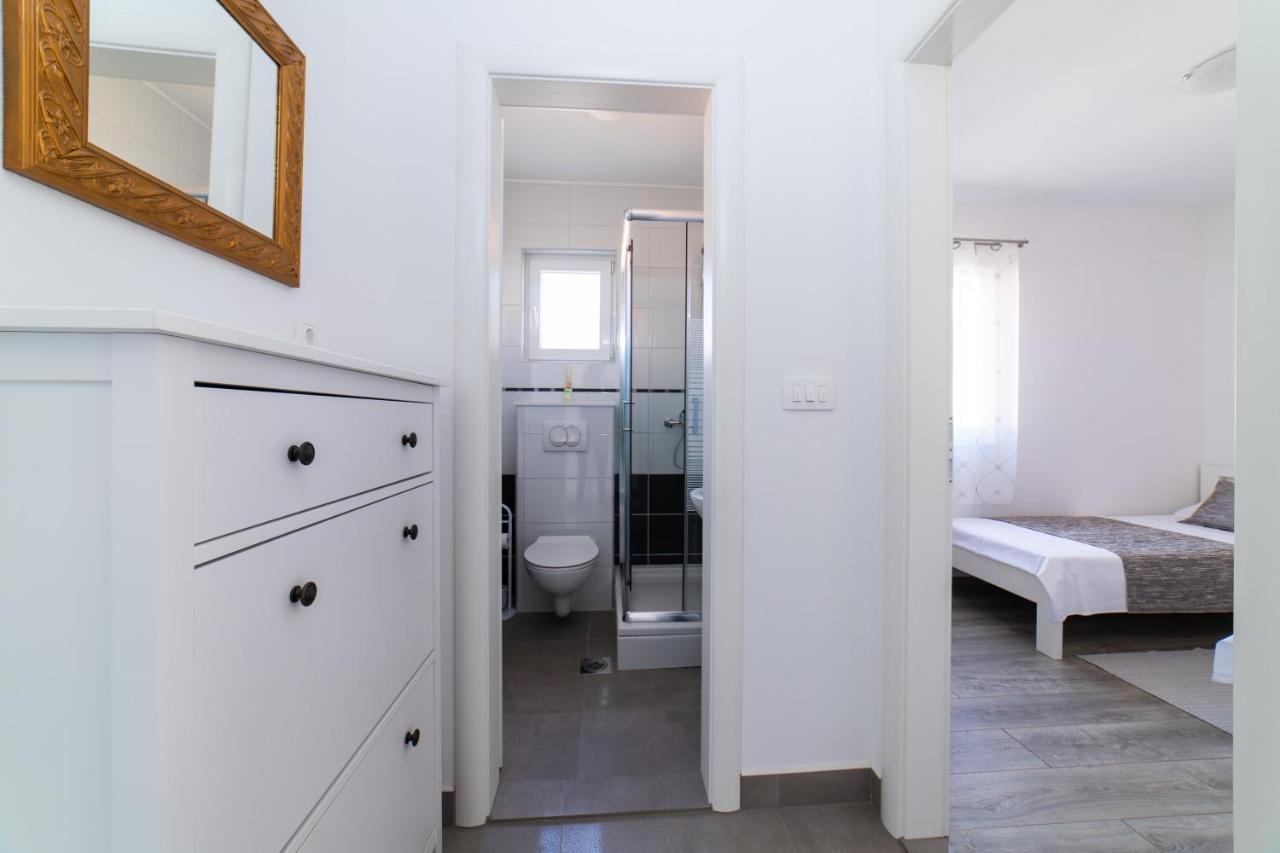 Villa Sun Garden - 4 Star Villa With Heated Swimming Pool, Quiet Bay, Bbq, 50M From The Sea 밀나 외부 사진