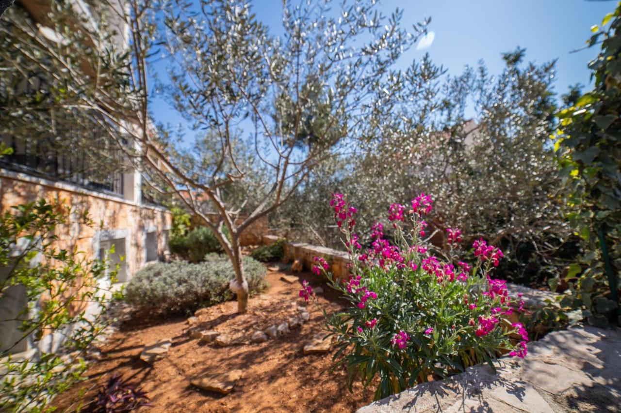 Villa Sun Garden - 4 Star Villa With Heated Swimming Pool, Quiet Bay, Bbq, 50M From The Sea 밀나 외부 사진