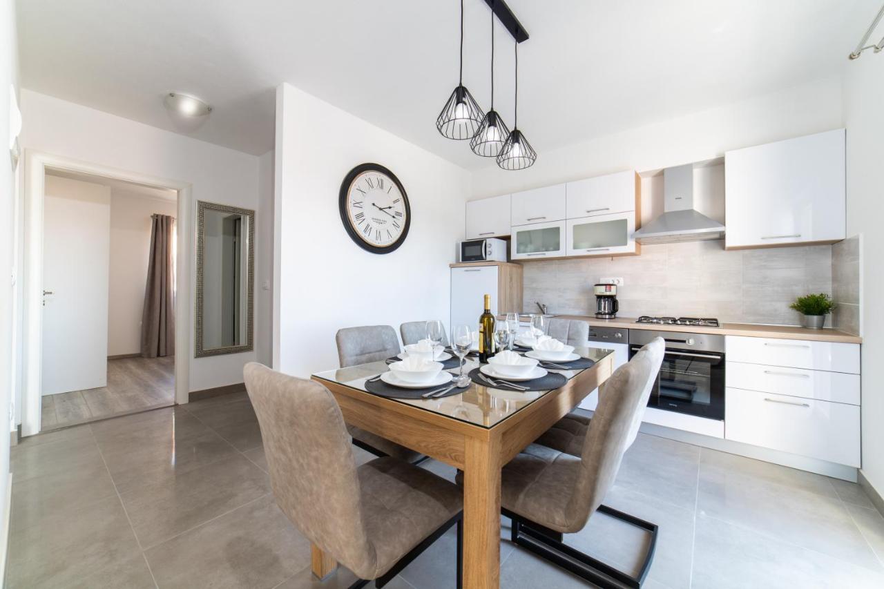 Villa Sun Garden - 4 Star Villa With Heated Swimming Pool, Quiet Bay, Bbq, 50M From The Sea 밀나 외부 사진