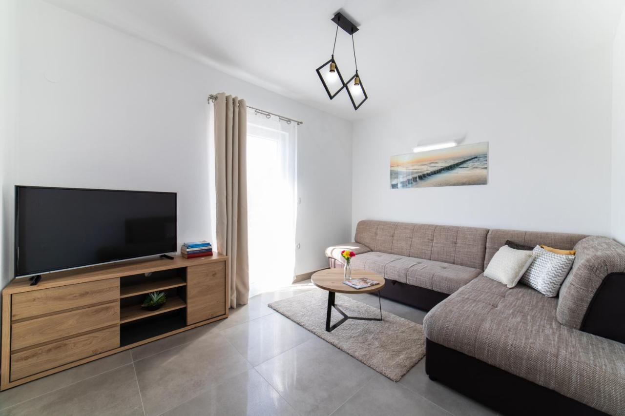 Villa Sun Garden - 4 Star Villa With Heated Swimming Pool, Quiet Bay, Bbq, 50M From The Sea 밀나 외부 사진