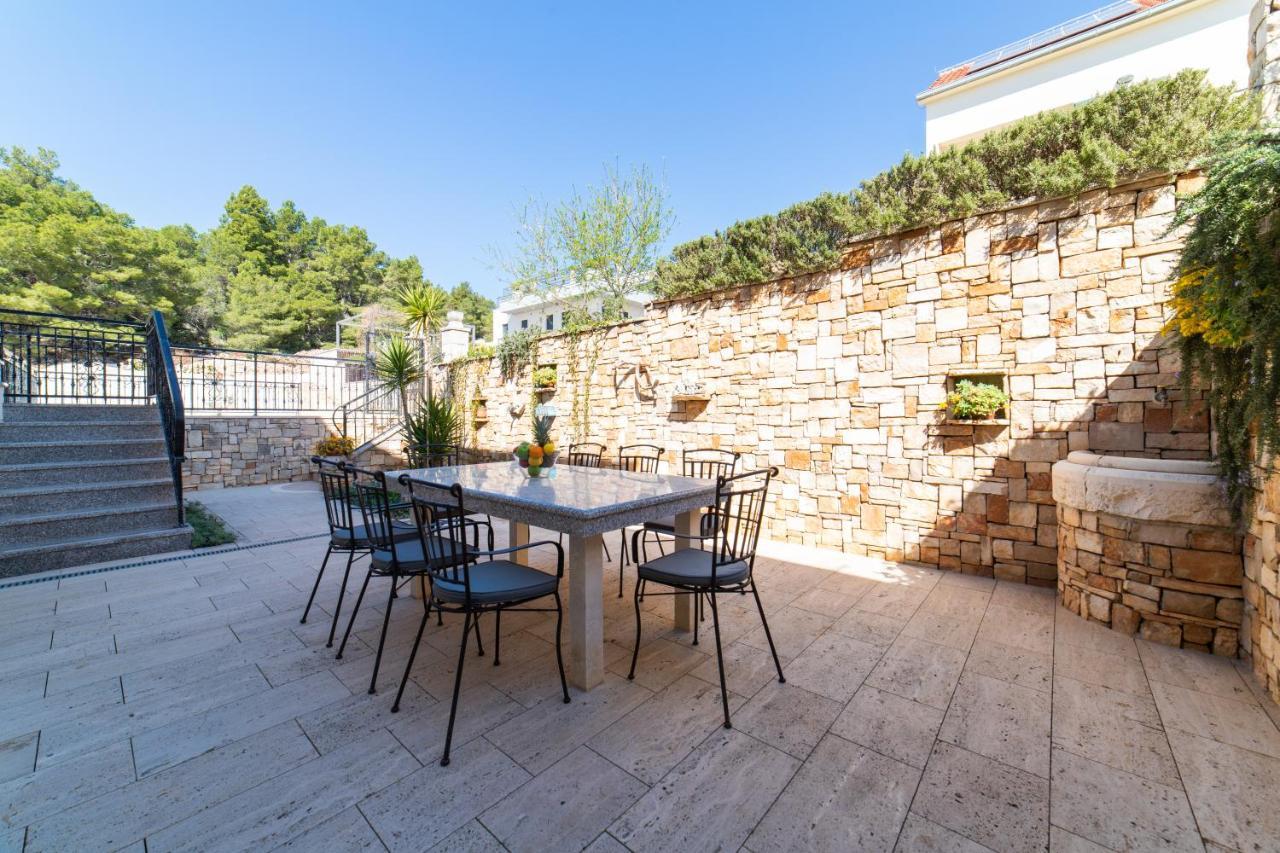 Villa Sun Garden - 4 Star Villa With Heated Swimming Pool, Quiet Bay, Bbq, 50M From The Sea 밀나 외부 사진