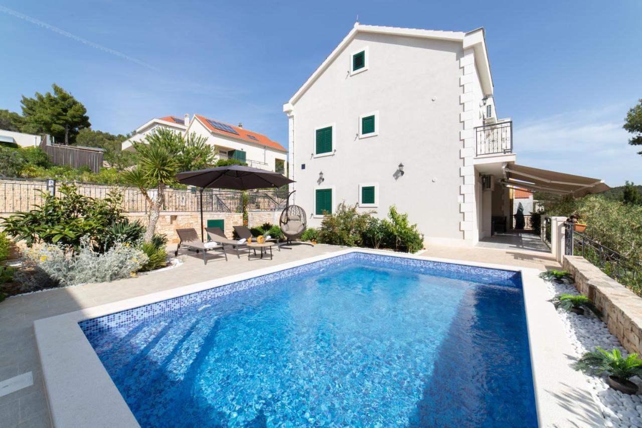 Villa Sun Garden - 4 Star Villa With Heated Swimming Pool, Quiet Bay, Bbq, 50M From The Sea 밀나 외부 사진