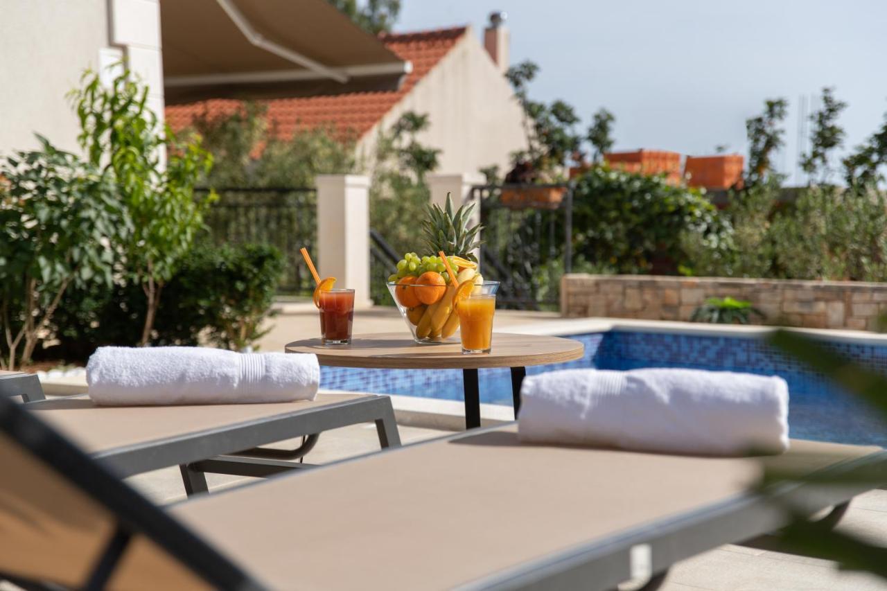 Villa Sun Garden - 4 Star Villa With Heated Swimming Pool, Quiet Bay, Bbq, 50M From The Sea 밀나 외부 사진