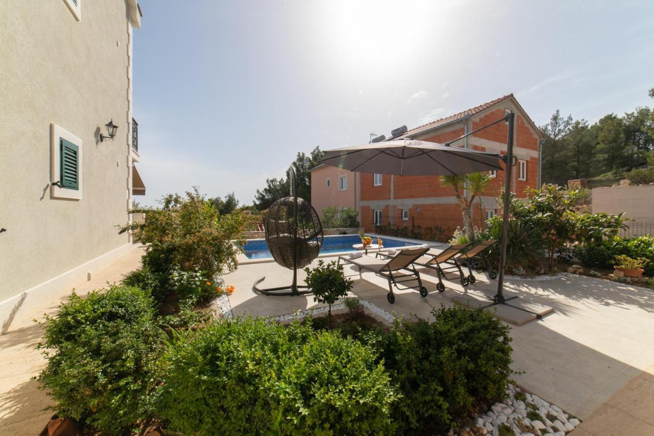 Villa Sun Garden - 4 Star Villa With Heated Swimming Pool, Quiet Bay, Bbq, 50M From The Sea 밀나 외부 사진